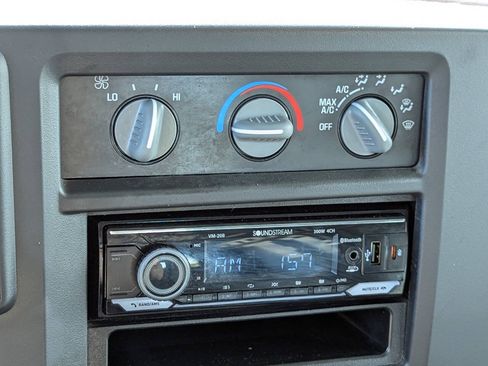 Used 2004 Chevrolet Express 1500 RWD image 21