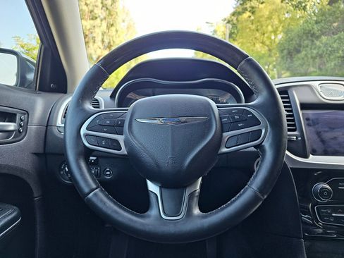 Used 2018 Chrysler 300 Limited image 30