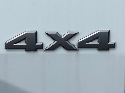 Used 2025 Nissan Frontier SV image 2