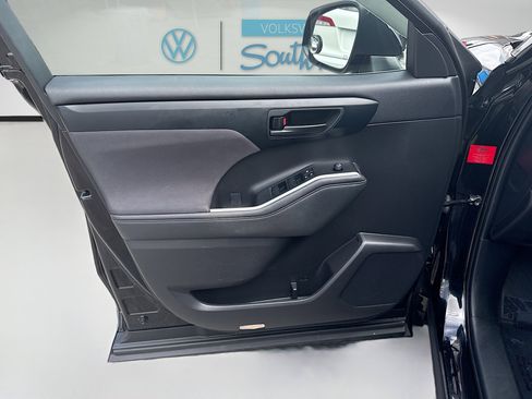 Used 2023 Toyota Highlander L image 18