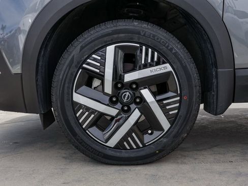 Used 2025 Nissan Kicks SV FWD image 11