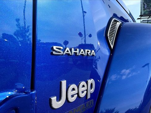 Used 2018 Jeep Wrangler Unlimited Sahara AWD/4WD image 9