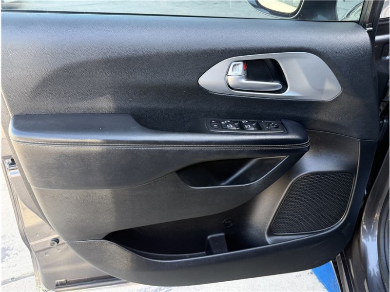 Used 2019 Chrysler Pacifica Touring-L Plus w/ Advanced Safetytec Group FWD image 15
