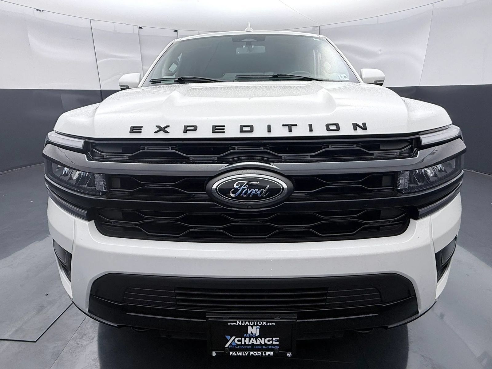 Used 2023 Ford Expedition Limited AWD/4WD image 2