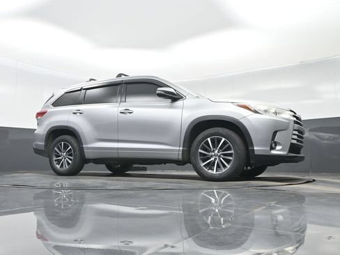 Used 2018 Toyota Highlander XLE FWD image 32