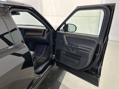 Used 2025 Rivian R1S Premium image 18