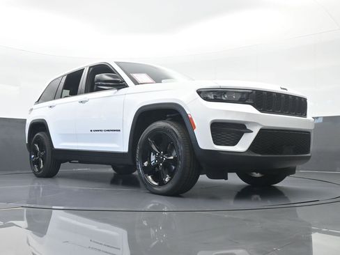 Used 2025 Jeep Grand Cherokee Altitude image 62