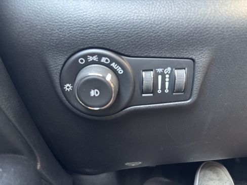 Used 2025 Jeep Compass Trailhawk AWD/4WD image 31