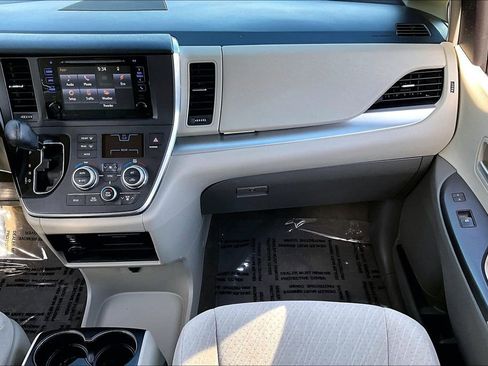 Used 2017 Toyota Sienna LE FWD image 25