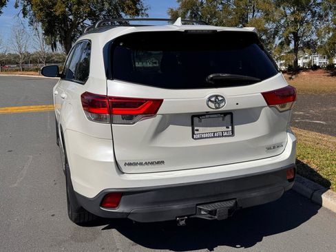 Used 2017 Toyota Highlander XLE image 14