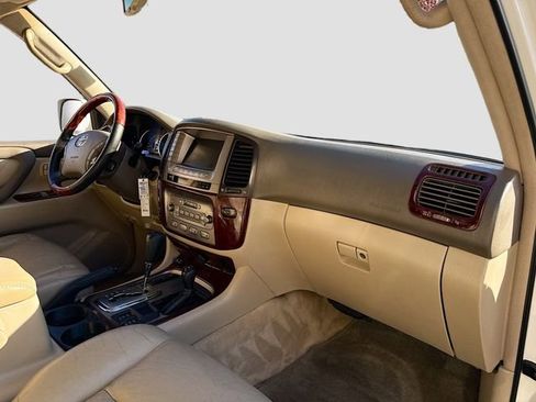 Used 2007 Toyota Land Cruiser w/ Convenience Pkg image 30