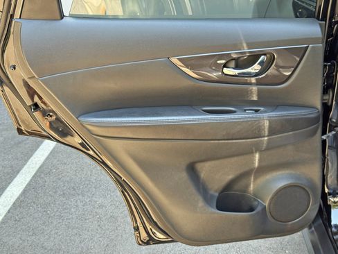 Used 2018 Nissan Rogue SV FWD image 36