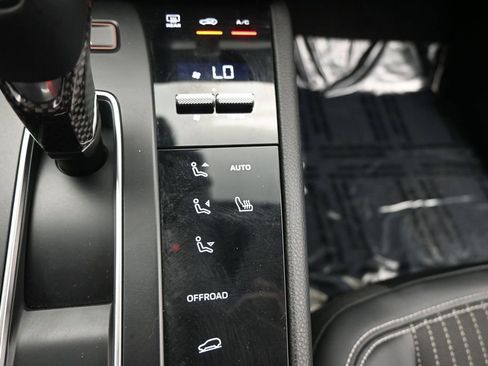 Used 2024 Porsche Macan Turbo AWD/4WD image 31