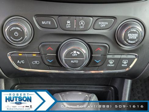 Used 2019 Jeep Cherokee Latitude Plus w/ Comfort/Convenience Group image 24