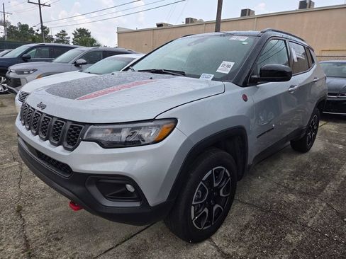 Used 2024 Jeep Compass Trailhawk AWD/4WD image 12
