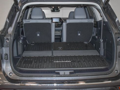 Used 2022 Toyota Highlander XLE image 27