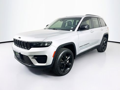 Used 2023 Jeep Grand Cherokee Altitude image 3