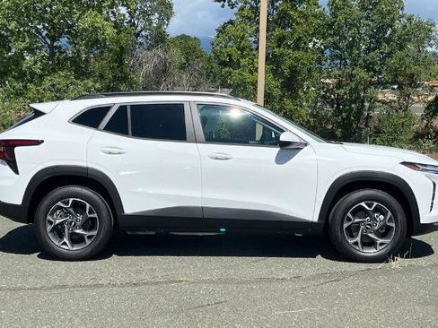 New 2026 Chevrolet Trax LT w/ LT Convenience Package FWD image 3
