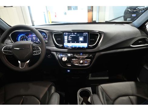 Used 2025 Chrysler Pacifica Select w/ Fav Edition Package FWD image 22