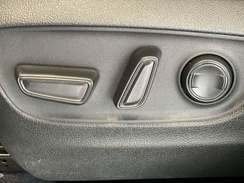 Used 2022 Toyota Highlander XLE AWD/4WD image 15