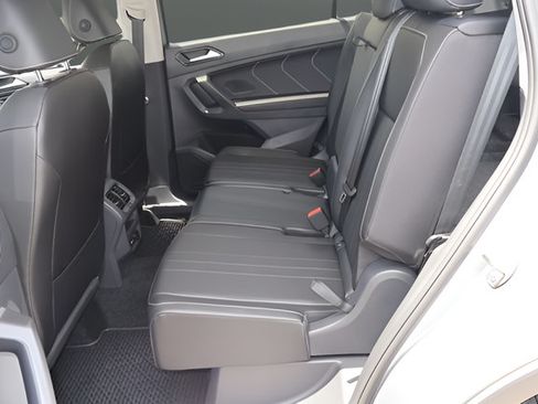 Used 2024 Volkswagen Tiguan SE FWD image 13