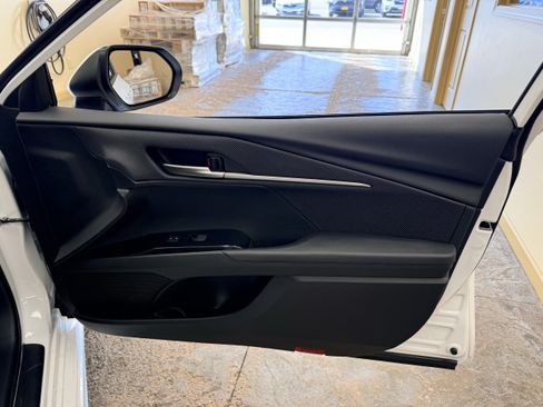 Used 2025 Toyota Camry SE FWD image 39
