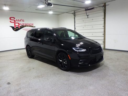 Used 2024 Chrysler Pacifica Touring-L w/ S Appearance Package AWD/4WD image 5