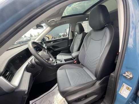 Certified 2025 Volkswagen Tiguan SE w/ Panoramic Sunroof Package AWD/4WD image 11