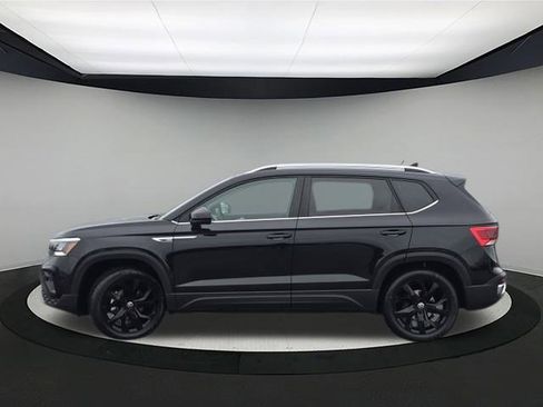 Certified 2023 Volkswagen Taos SE w/ Panoramic Sunroof Package image 4