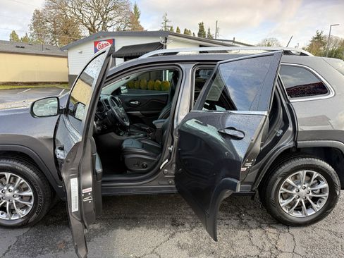 Used 2019 Jeep Cherokee Latitude Plus w/ Comfort/Convenience Group AWD/4WD image 23