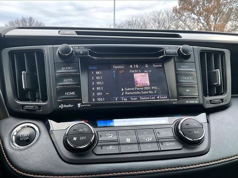 Used 2018 Toyota RAV4 SE image 33