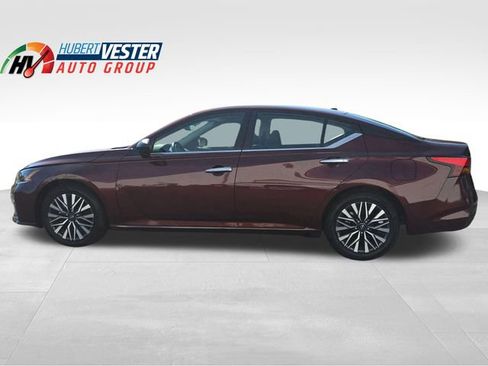 Used 2024 Nissan Altima 2.5 SV image 1