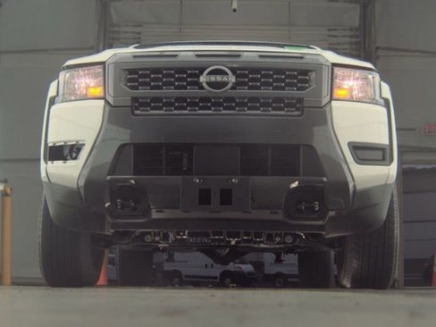 Used 2025 Nissan Frontier SV image 3