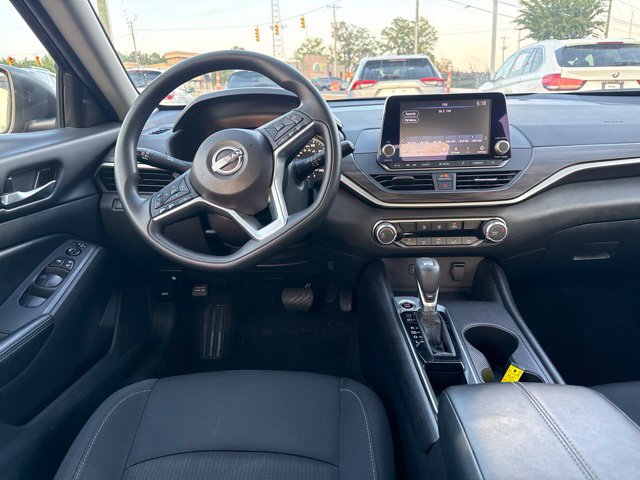 Used 2025 Nissan Altima 2.5 SV FWD image 12