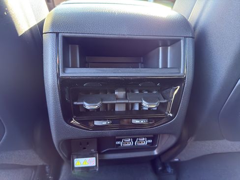 New 2025 Jeep Grand Cherokee Altitude image 31