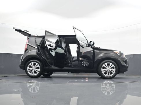 Used 2015 Kia Soul + FWD image 33