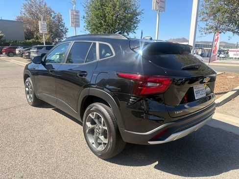 Used 2025 Chevrolet Trax LT FWD image 8