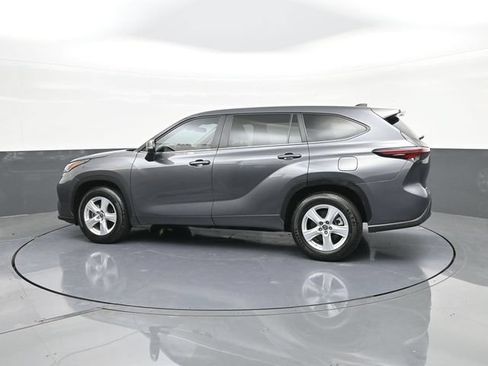 Used 2024 Toyota Highlander LE FWD image 5