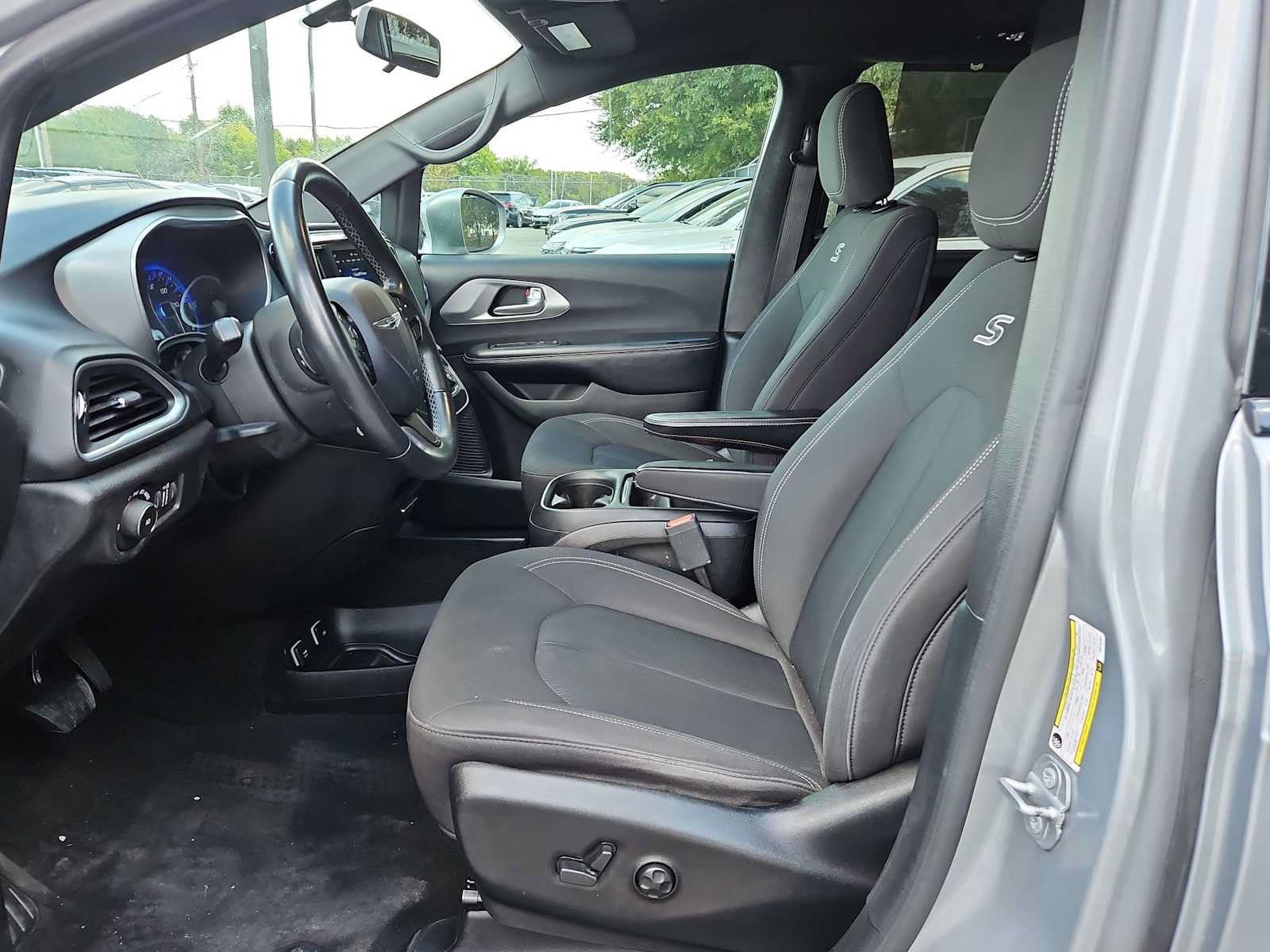 Used 2018 Chrysler Pacifica Touring Plus w/ S Appearance Package FWD image 16