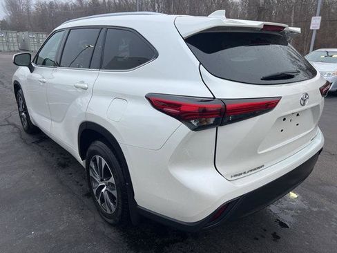 Certified 2021 Toyota Highlander XLE image 3