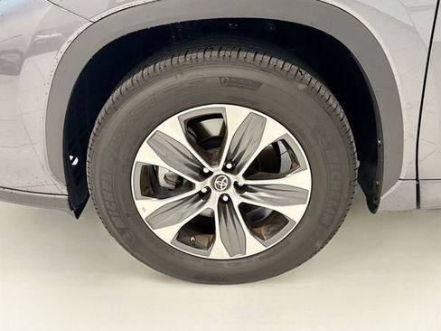 Used 2025 Toyota Highlander XLE image 26