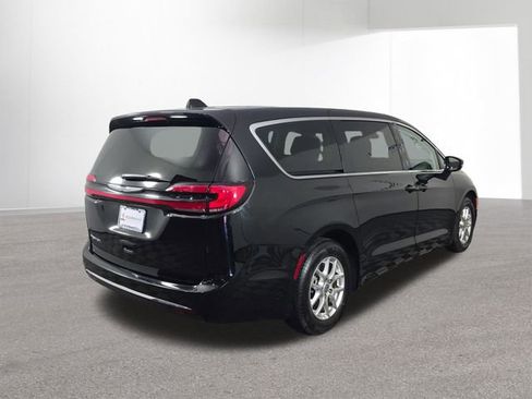 Used 2024 Chrysler Pacifica Touring-L FWD image 12
