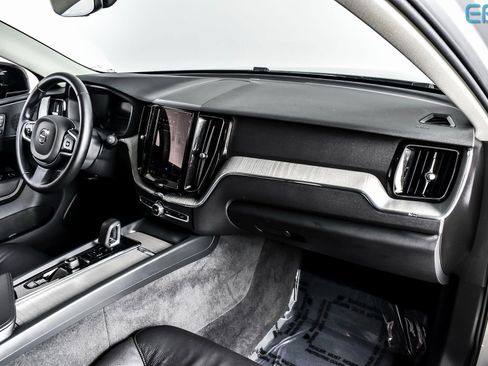 Used 2025 Volvo XC60 B5 Plus image 24