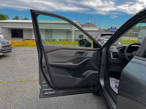 Used 2023 Nissan Rogue S image 11