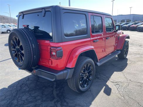 Used 2022 Jeep Wrangler Unlimited Sahara AWD/4WD image 5