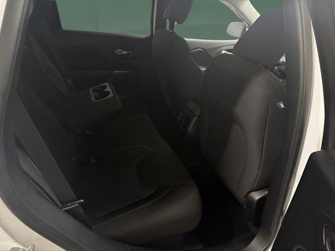 Used 2019 Jeep Cherokee Latitude w/ Cold Weather Group AWD/4WD image 14