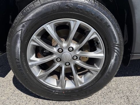 Used 2019 Jeep Cherokee Latitude Plus AWD/4WD image 20