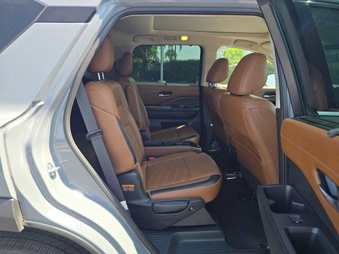 Used 2025 Nissan Pathfinder Platinum AWD/4WD image 12