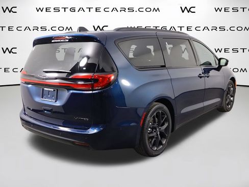 Used 2025 Chrysler Pacifica Limited FWD image 45