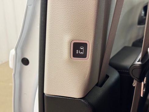 Used 2023 Chrysler Voyager LX FWD image 15
